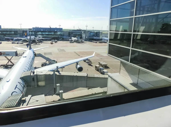 Frankfurt, Germany - April 28, 2018: Aircraft at the Frankfurt International Airport — Stock Photo, Image