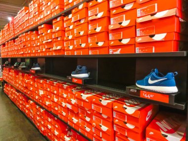 Orlando, Amerika Birleşik Devletleri - 8 Mayıs 2018: Orlando premium outlet, Orlando, ABD kutulara yığılmış Nike arka plan ayakkabılar