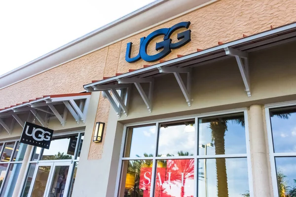 Orlando, Estados Unidos - 8 de mayo de 2018: Tienda UGG en tienda en el centro comercial Orlando premium outlet en Orlando, Estados Unidos — Foto de Stock