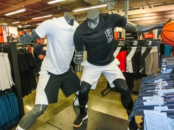Orlando, Amerika Birleşik Devletleri - 10 Mayıs 2018: Nike mağaza alışveriş merkezi Orlando premium outlet, Orlando, ABD
