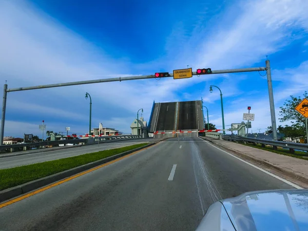 Blick auf Fort Lauderdale mit offener Brücke bei sonnigem Wetter — Stockfoto