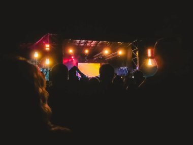 Parti, konser kavramı. Ellerini yükselterek ve büyük rock festivali zevk kalabalık. bokeh için arka plan bulanıklık.