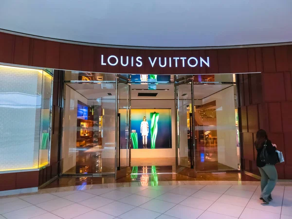 Miami, États-Unis - 12 mai 2018 : La célèbre boutique Louis Vuitton dans le centre commercial Aventura . — Photo