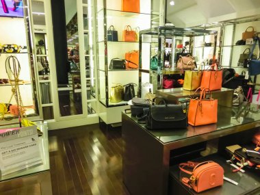 Miami, Amerika Birleşik Devletleri - 12 Mayıs 2018: Kadın çantaları Aventura Alışveriş Merkezi, Miami lüks alışveriş mağazası