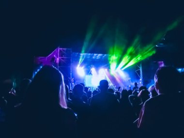 Ellerini yükselterek ve büyük festival parti ya da konser zevk kalabalık.