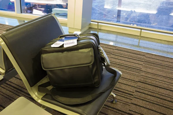 Maleta en la sala de salida del aeropuerto, concepto de vacaciones de verano — Foto de Stock