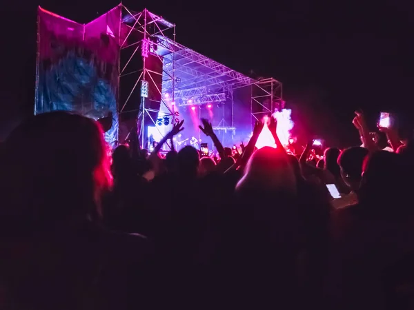 Tömeg, figyelemfelkeltő kezüket, és élvezi a nagy fesztivál fél vagy koncert. — Stock Fotó