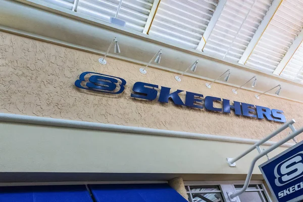 ORLANDO, FLORIDA, EE.UU. - 08 DE MAYO DE 2018: Señal de Skechers en el edificio en el outlet en Orlando Premium Outlet Shopping Mall, EE.UU. — Foto de Stock