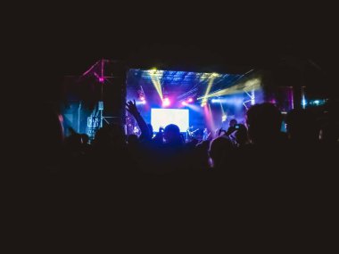 Ellerini yükselterek ve büyük festival parti ya da konser zevk kalabalık.