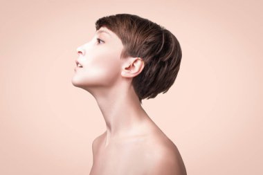 Güzel bir kadın yüzü. Yakından. Pastel stüdyodaki genç modelin portresi.