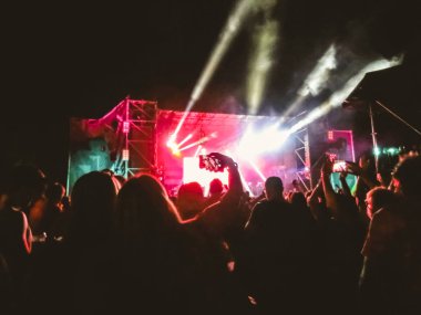 Parti, konser kavramı. Ellerini yükselterek ve büyük rock festivali zevk kalabalık. bokeh için arka plan bulanıklık.