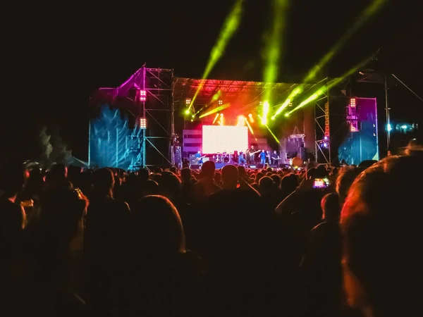 Publikum hebt die Hände und genießt große Festival-Party oder Konzert. — Stockfoto