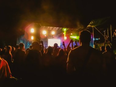 Ellerini yükselterek ve büyük festival parti ya da konser zevk kalabalık.