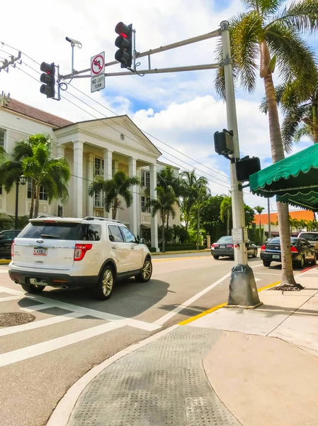 West Palm Beach, Florida -7 mai 2018: die straße mit autos am palmenstrand, florida, vereinigte staaten — Stockfoto