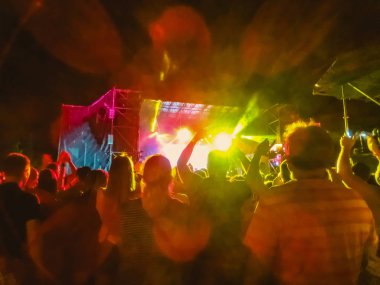 Ellerini yükselterek ve büyük festival parti ya da konser zevk kalabalık.