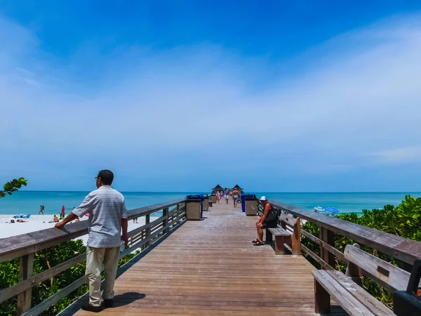 Nápoles, Estados Unidos - 8 de mayo de 2018: Turistas disfrutando de la playa de Vanderbilt en Nápoles, Florida . — Foto de Stock