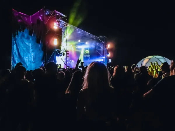 Menigte verhogen hun handen en genieten van groot festival feest of concert. — Stockfoto