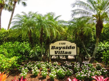 Naples, Amerika Birleşik Devletleri - 8 Mayıs 2018: Naples, Florida ABD evinde önce hoş geldiniz işareti