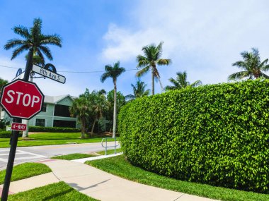 Naples, Amerika Birleşik Devletleri - 8 Mayıs 2018: Dış Naples, Florida bina bir iki katlı modern Resort
