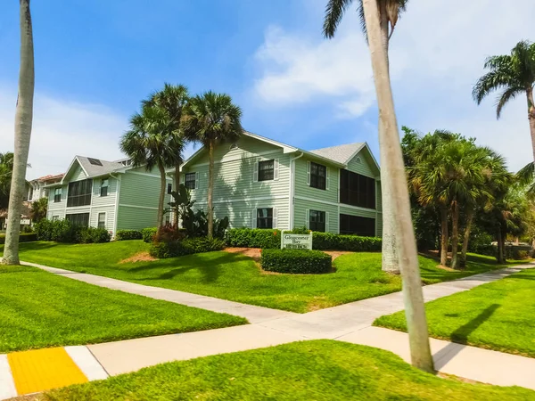 Naples, USA - May 8, 2018: Exterior of a two-story modern resort building in Naples, Florida — Stock Photo, Image