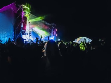 Ellerini yükselterek ve büyük festival parti ya da konser zevk kalabalık.