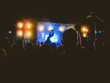 Ellerini yükselterek ve büyük festival parti ya da konser zevk kalabalık.