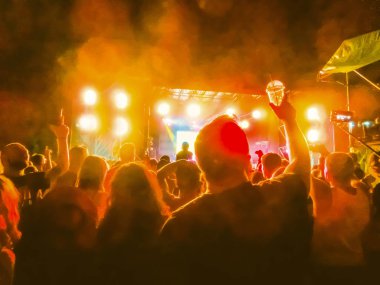 Ellerini yükselterek ve büyük festival parti ya da konser zevk kalabalık.