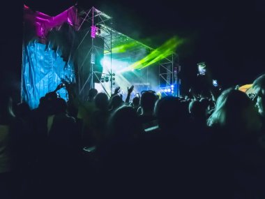 Ellerini yükselterek ve büyük festival parti ya da konser zevk kalabalık.