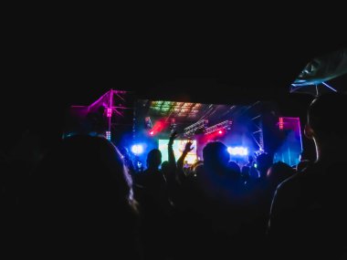 Ellerini yükselterek ve büyük festival parti ya da konser zevk kalabalık.