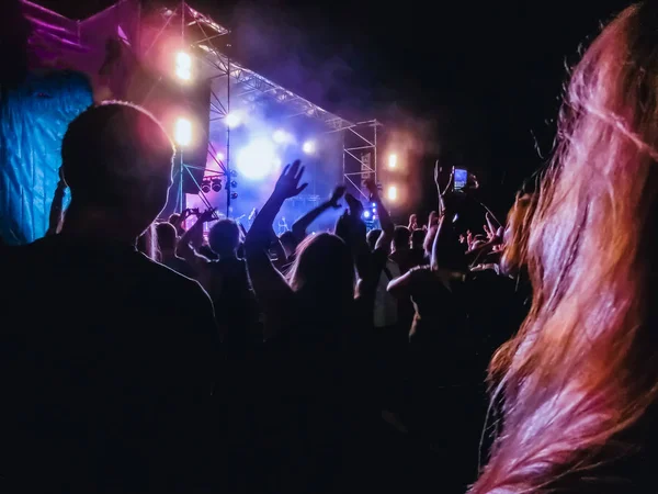 Menigte verhogen hun handen en genieten van groot festival feest of concert. — Stockfoto