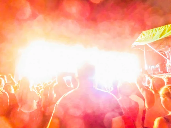 Folle alzando le mani e godendo di grande festa festival o concerto . — Foto Stock