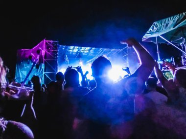 Ellerini yükselterek ve büyük festival parti ya da konser zevk kalabalık.