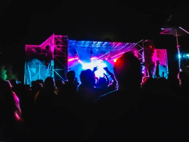 Ellerini yükselterek ve büyük festival parti ya da konser zevk kalabalık.