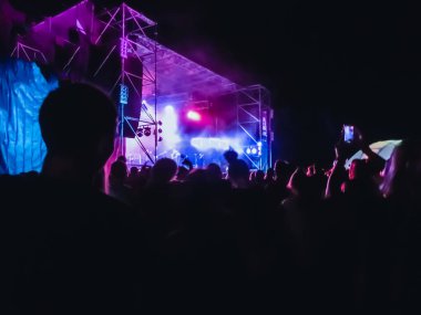 Ellerini yükselterek ve büyük festival parti ya da konser zevk kalabalık.