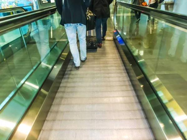 Frankfurt, Alemania - 28 de abril de 2018: Dentro del Aeropuerto de Frankfurt Pearson en Frankfurt, Alemania el 28 de abril de 2018 — Foto de Stock