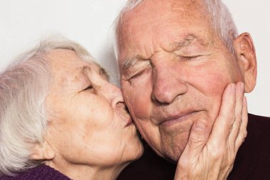 Yaşlı adam öpüşme kadın kıdemli