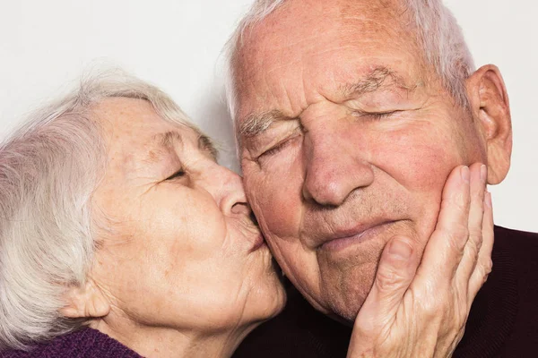 Den ledande kvinna kysser gubbe — Stockfoto