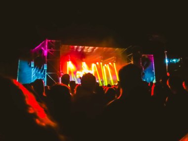 Ellerini yükselterek ve büyük festival parti ya da konser zevk kalabalık.