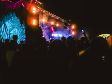 Ellerini yükselterek ve büyük festival parti ya da konser zevk kalabalık.