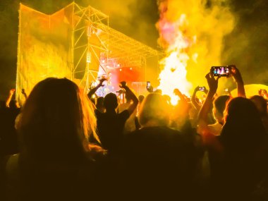 Ellerini yükselterek ve büyük festival parti ya da konser zevk kalabalık.