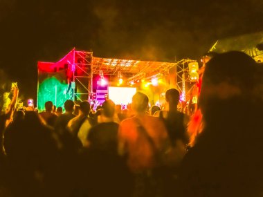 Ellerini yükselterek ve büyük festival parti ya da konser zevk kalabalık.