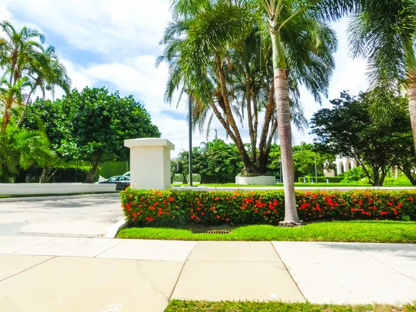 La carretera en la calle en Palm Beach, Florida, Estados Unidos — Foto de Stock