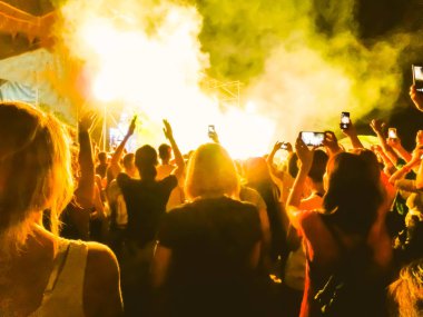 Ellerini yükselterek ve büyük festival parti ya da konser zevk kalabalık.