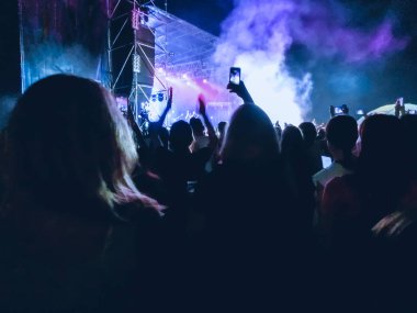 Ellerini yükselterek ve büyük festival parti ya da konser zevk kalabalık.