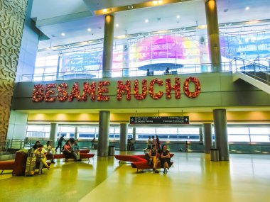 Miami, Amerika Birleşik Devletleri - 28 Nisan 2018: Miami International Airport Ocak 2, 2010 Miami FL içinde seyahat etmek. Havalimanı Dış hat uçuşlarında bir yüzdesine göre Amerika Birleşik Devletleri'nde ilk sırada.