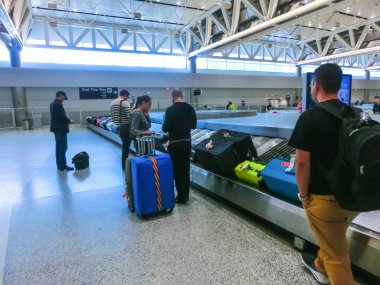 Miami, Amerika Birleşik Devletleri - 28 Nisan 2018: Miami International Airport Ocak 2, 2010 Miami FL içinde seyahat etmek. Havalimanı Dış hat uçuşlarında bir yüzdesine göre Amerika Birleşik Devletleri'nde ilk sırada.