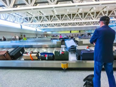 Miami, Amerika Birleşik Devletleri - 28 Nisan 2018: Miami International Airport Ocak 2, 2010 Miami FL içinde seyahat etmek. Havalimanı Dış hat uçuşlarında bir yüzdesine göre Amerika Birleşik Devletleri'nde ilk sırada.