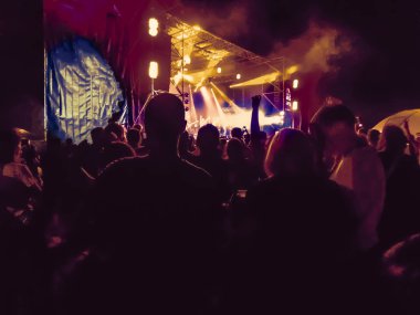 Ellerini yükselterek ve büyük festival parti ya da konser zevk kalabalık.
