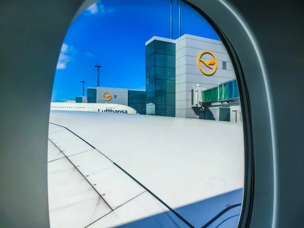 프랑크푸르트, 독일-2018 년 4 월 28 일: 항공기 라인 Lufthansa에 어 버스 A380 출발 준비. — 스톡 사진