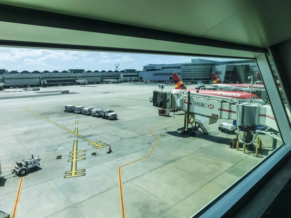 Miami, EUA - 28 de abril de 2018: vista do Aeroporto de Miami, em Miami, Flórida, EUA, mostrando algumas de suas docas com muitos aviões carregando e descarregando passageiros — Fotografia de Stock